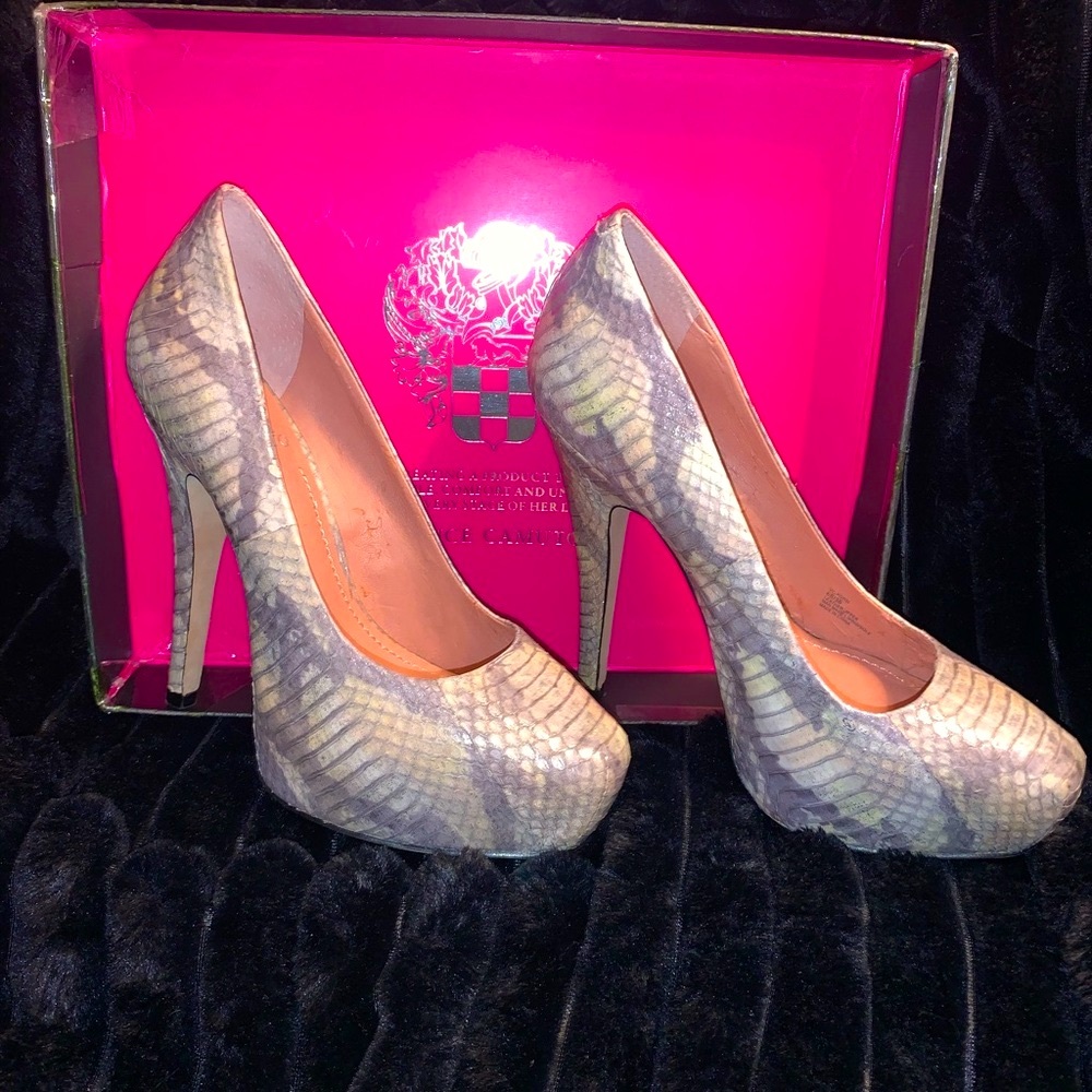 Vince Camuto Snakeskin size 6B in Cream and Taupe color High Heels